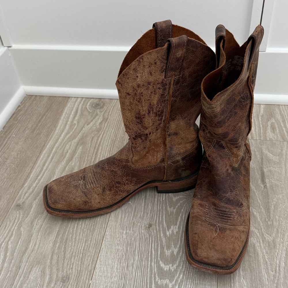 Justin Men’s LIKE NEW square toe distressed Bent Rail boots; retailed at $250 - Picture 9 of 13
